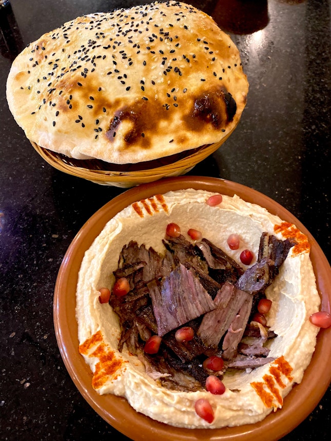 Hummus with lamb & toasted flat bread