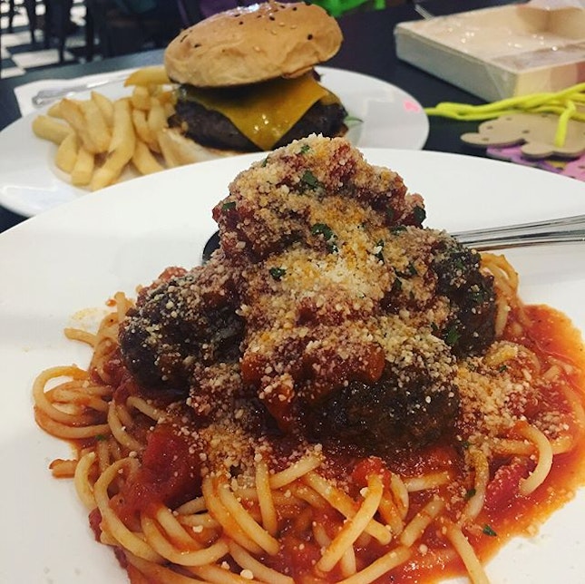 Back @fatpapas again, we tried something different this time melty shrooms burger and the yummy big juicy meatball pasta.