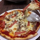 Stretchy chicken ham mushroom pizza($4.90 for student) to save the day from Monday blues!