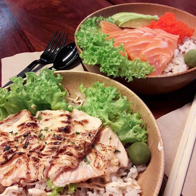 Thanks to @whatjeanneats who introduced me to this delicious bowl of awesomeness 😀 Each donburi costs just $9.90, but they give decent amount of fresh salmon slices and you get to choose between yuzu brown rice, udon noodle, or salad.