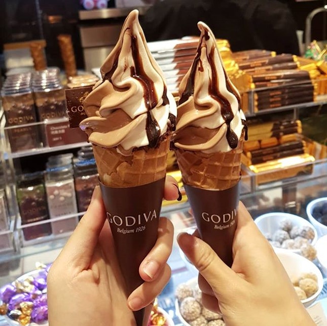 Godiva 1-for-1 with @eatwithjw yesterday 😆 Definitely a steal for $4.50 each, but I don't think I'll buy for $9 😅 Dec 31st is the last day to grab this promotion so hurry and brace yourself to queue!