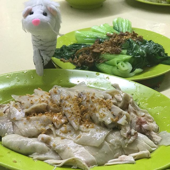 Probably one of the cheapest and most delicious chicken rice I have tasted.