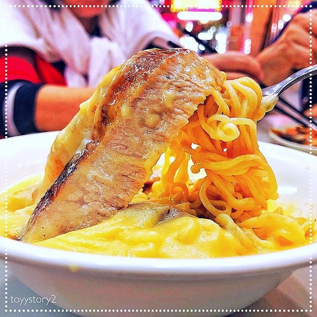 [Sun Kee Cheese Noodles] Cheese Noodles with Grilled Pork Collar, HK$68 / S$11.70 ❤️I can assure you a 100 per cent that the amazingly tender and flavorful slices of grilled pork collar here will make you return again and again.