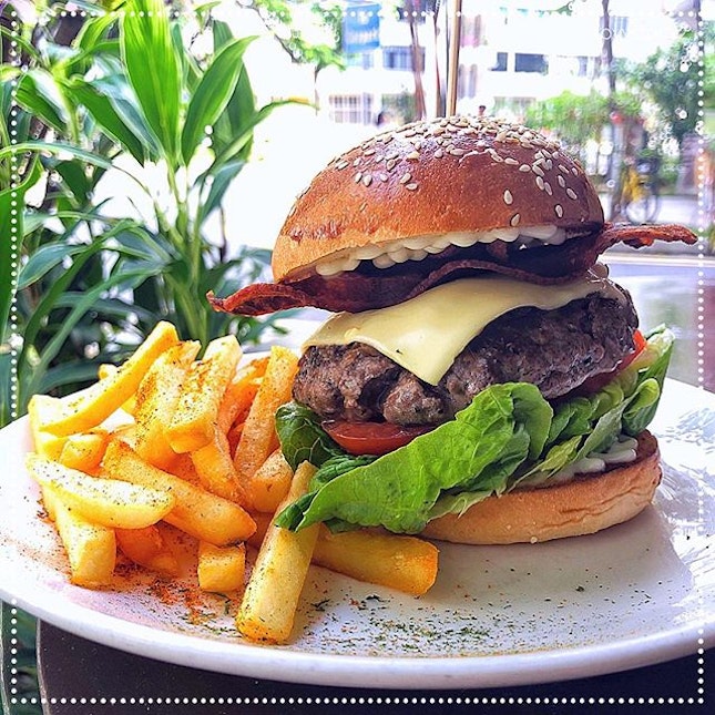 [Flock Café] House-made Beef Burger, S$17 🍔.
