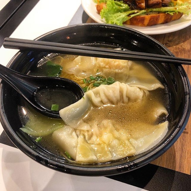 Not in the best of health and was craving something warm and comforting as its a rainy night, so had this bowl of shrimp dumpling noodles ($8.80).