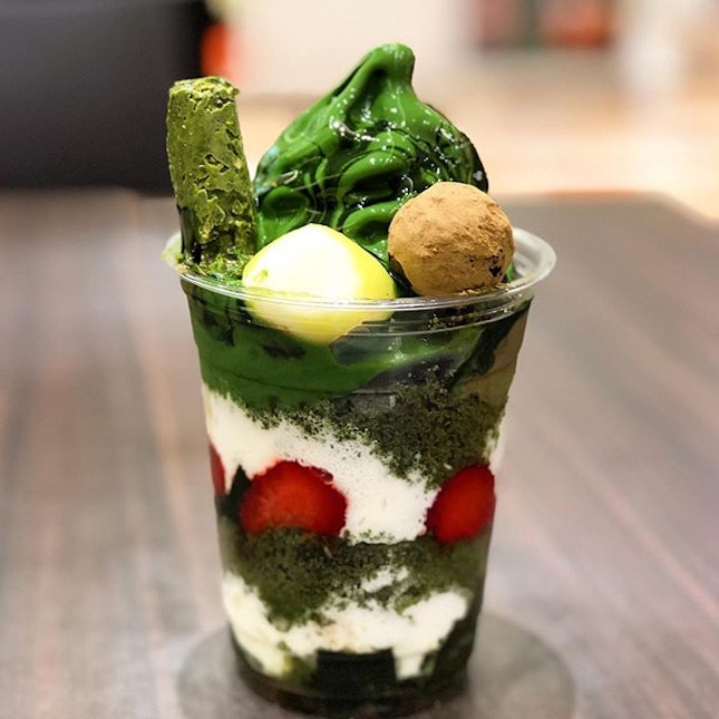 Hojicha x Matcha Twist parfait which caused a huge $16 hole in my pocket but its so worth it😍 Comes by default also with bananas and azuki, which i chose to omit and the very friendly staff instead offered to switch out my toppings for some warabimochi instead which i totally didn't mind because they are so good!!