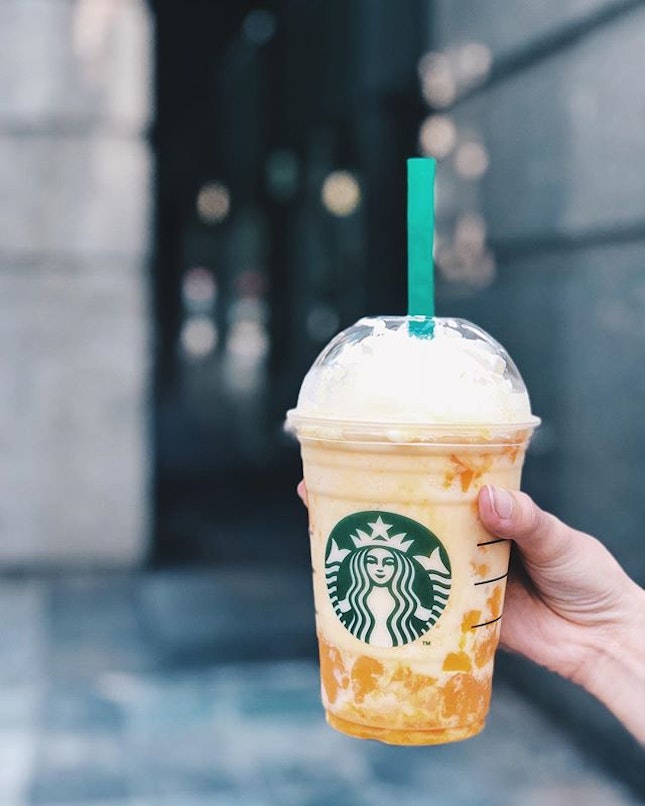 Need one of these ice blended mango mango frappuccinos in this sweltering heat ☀️ (loaded with chunks of mango pudding too!)