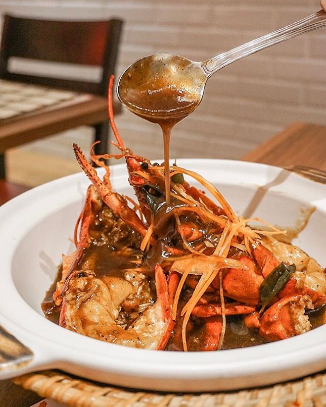 Got to indulge in the Black Pepper Lobster at @pinceandpints 🦞 They don’t use MSG in their cooking and it was so good with man tou 🤤 #pinceandpints #zenpince&pints @zenfluence.co