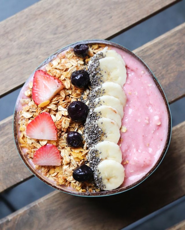 This healthy bowl is way too pretty, isn’t it??😻
Tried 3 bowls from @coocacasg :
•Waka Waka (strawberry, banana, honey, soy milk, and rolled oats)
•Pura Vida (blended acai, mixed berries, banana, coconut water)
•Sao Paolo (blended acai, cacao, banana, soy milk, almond butter)
And our favourite is go to the Sao Paolo!