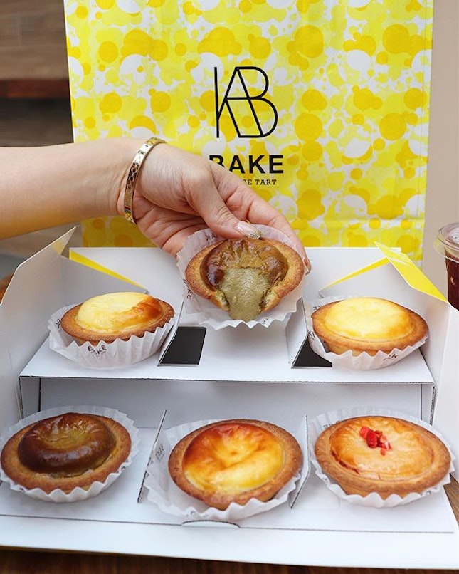🌻Happy sunday🌻
Just trying the new flavour available from my fav cheese tart @bakecheesetart_sg “Houjicha” & “Strawberry”.