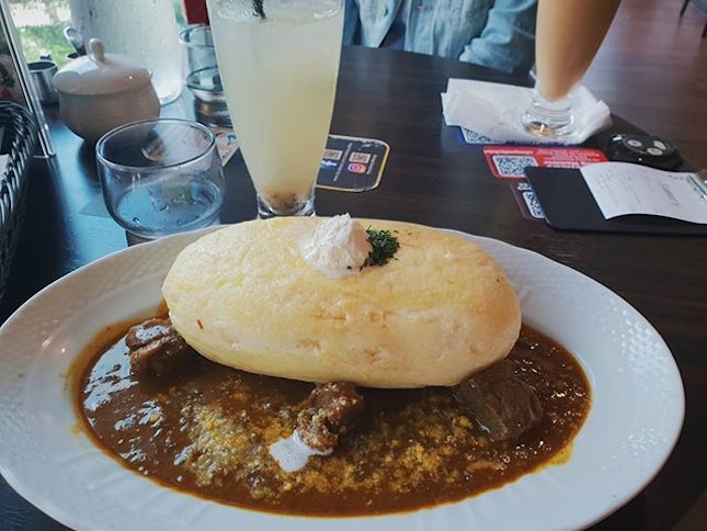 omu rice with beef stew 🍳 found out that they make their own curry sauce, which tastes q good!!