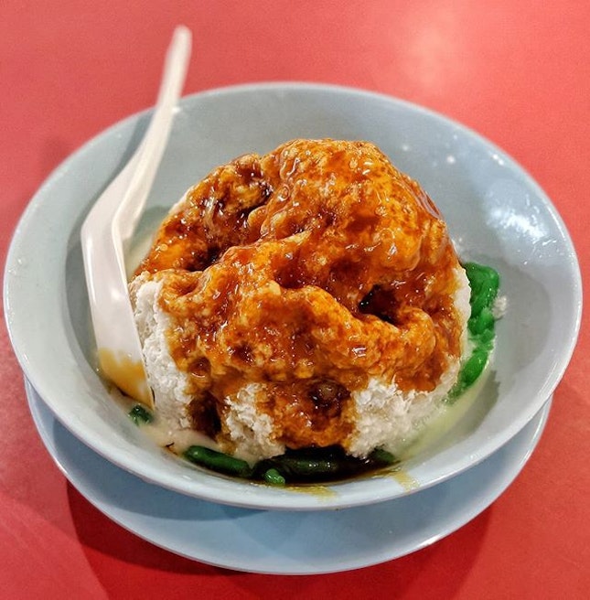 POWER CENDOL 
Located at ABC Brickworks Food Centre, Jin Jin Hot/Cold desserts is famous for their Cendol and Gangster Ice(Mango + Durian).