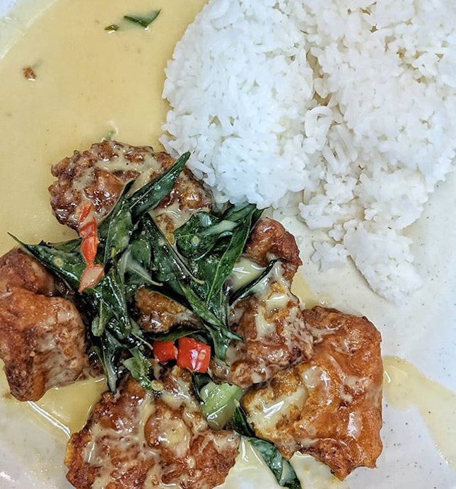 NEW STATION SNACK BAR, SALTED EGG PORK RIBS RICE 
When presented with so much salted egg sauce on the plate itself, my first thought was that the overall dish is gonna be "jelak" but surprisingly isn't.