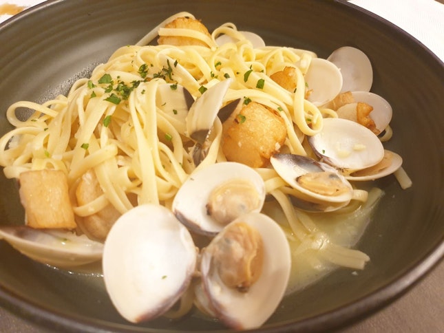 Addictive Vongole With Grilled Scallops