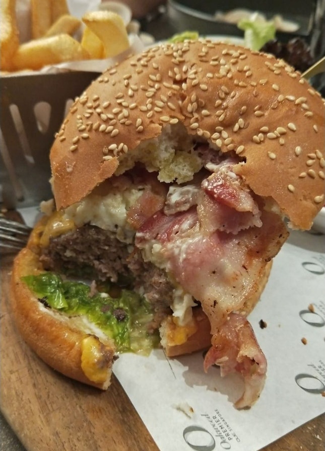 Juicy And Irrestible Se7enth Burger