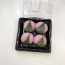 sakura 👏🏻 mochi 👏🏻🤧🌸🍡💕 *
i’ve been wanting to try these for the longest time but haven’t since they were p rare in singapore but i found these babies today so you bet i snatched them real quick uwu.
