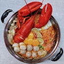 [Where To Eat Geylang]
@soi81mookata bring you
🦞Boston Lobster 🦞Tom Yum Mama Set served along with the Seafood Fiesta aka Hokkaido Scallop🐚, Squid🦑, Fresh Tiger Prawn🐯🦐, Pork Belly 🐷& Home Made Pork Ball🐽 only at $44.90 NETT
.