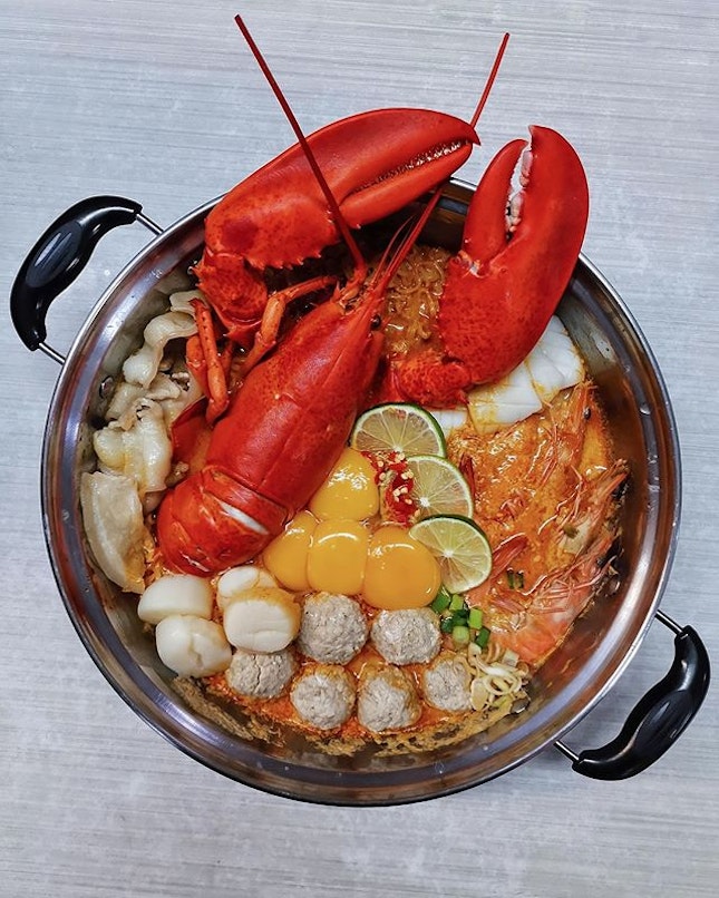 [Where To Eat Geylang]
@soi81mookata bring you
🦞Boston Lobster 🦞Tom Yum Mama Set served along with the Seafood Fiesta aka Hokkaido Scallop🐚, Squid🦑, Fresh Tiger Prawn🐯🦐, Pork Belly 🐷& Home Made Pork Ball🐽 only at $44.90 NETT
.