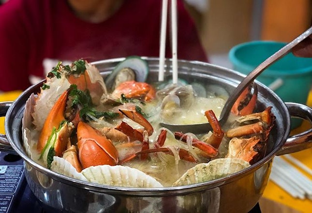 That pot is seafood, yummmm at Fei Fei Crab, Damansara, Malaysia 🇲🇾.