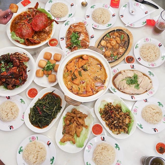 @weenamkee_sg has totally upgraded the whole Chicken Rice game in Singapore 🇸🇬 Besides chicken, you can now get a whole lot of Tze Char food items at their Jurong Point outlet.