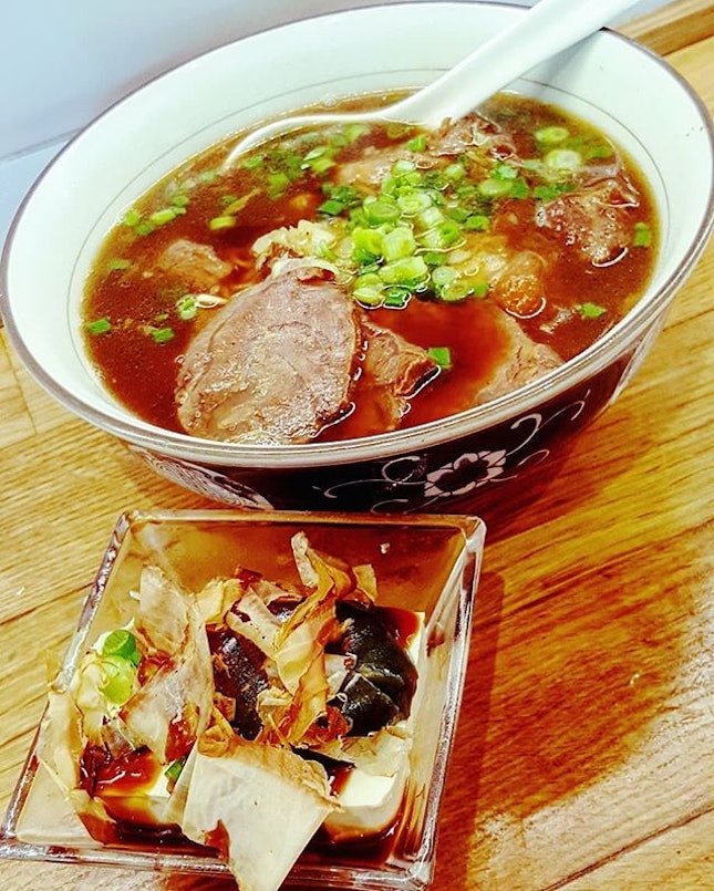 🍲: Somedays are best spent #slurping up noodles nestled in a comforting bowl of #beef broth.