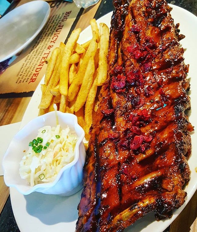 🍖: Some things are best shared with a group of #friends Like this #gorgeous plate of #cranberry #babybackribs from @morganfieldssingapore Gotta taste it while it lasts this #festive #season 😉 [4/5👅]
.