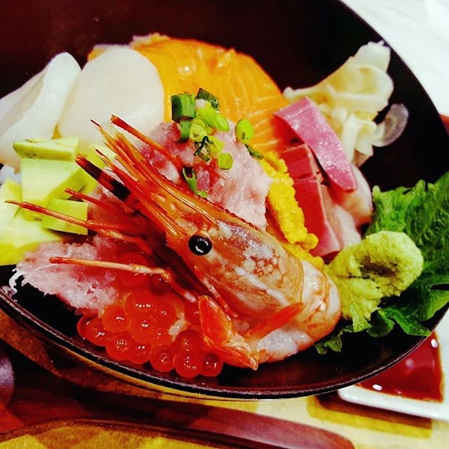 🍱: The #quest for #delicious #chirashidon has brought me to @kaisenbonta_sg Went all out to #splurge on the Premium Chirashi-don.