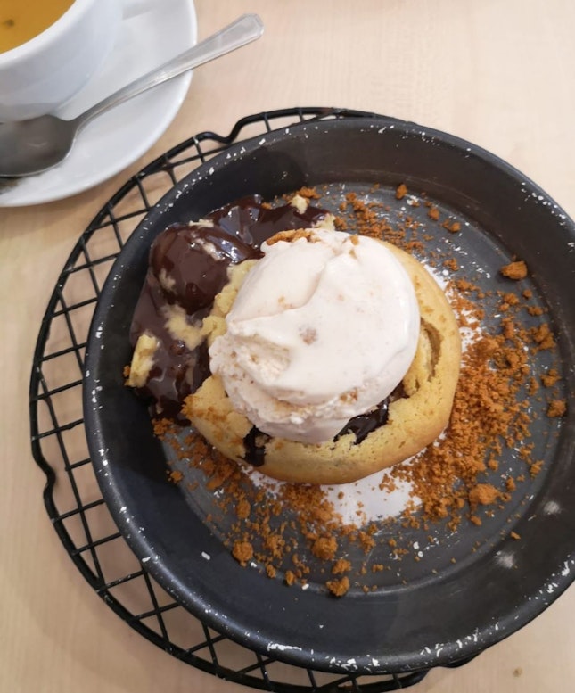 Chocolate Lava Cookie With Speculoos Ice Cream