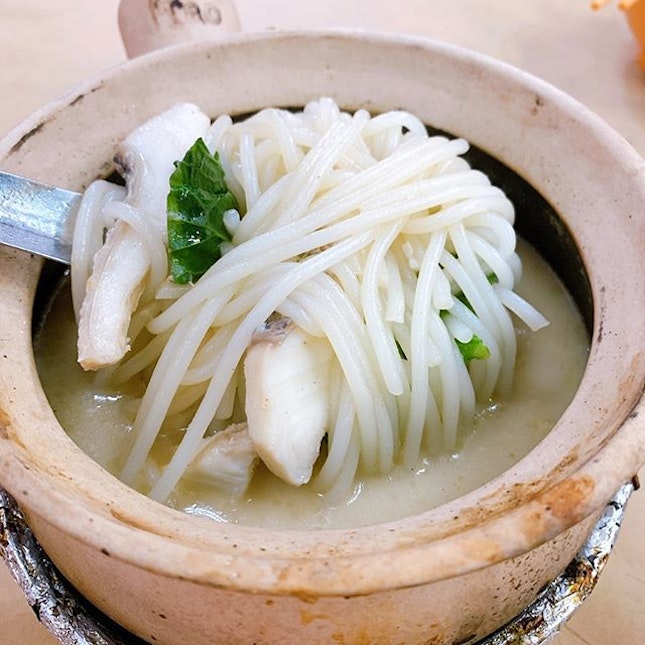 ✨Tiong Shian Porridge 🇸🇬✨⁣
⁣
Fancy a nice hot piping pot of sliced fish thick beehoon soup?
