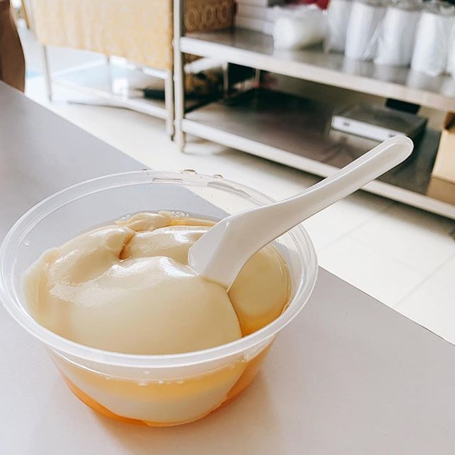 ✨Rochor Beancurd House 🇸🇬✨⁣ ⁣ Midday afternoon dessert: Hot bowl of silken beancurd 👏🏻👏🏻🤪 $1.60 per bowl.