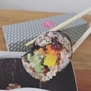 Gorgeous veggie sushi from @rollwithmakisan for lunch!