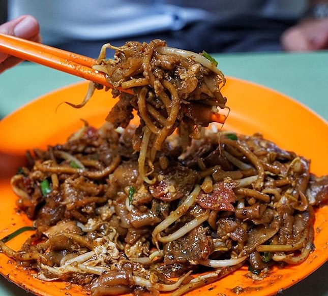When I asked around where is the best char kway teow in Singapore, the answer will be between  Outram Park, Hillstreet and  No.18 Zion road.
