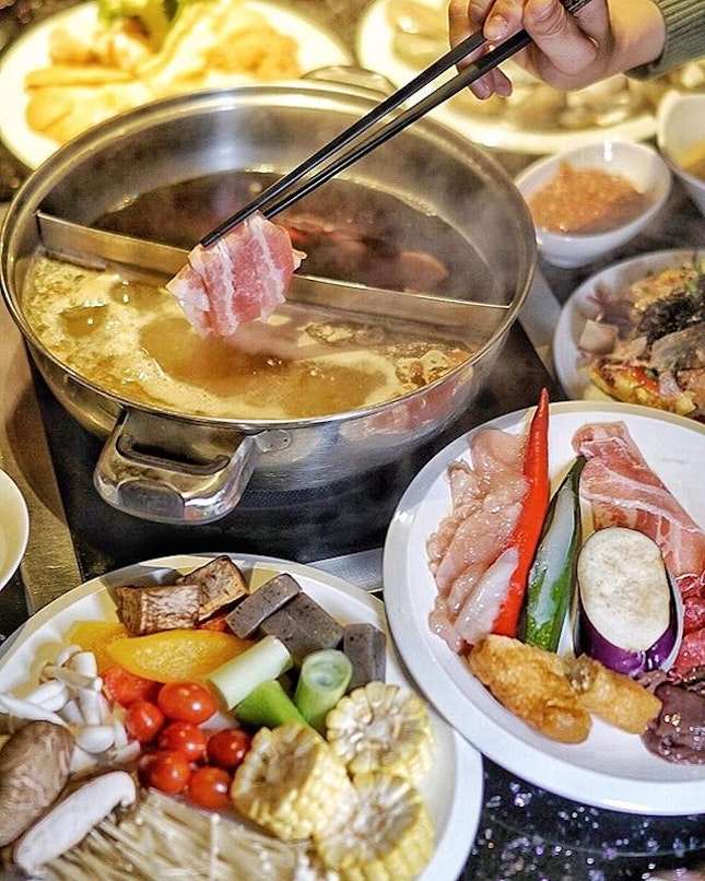 Seafood Steamboat Dinner Buffet from @mhotelsingapore launched Summer menu featuring Hokkaido Kombu Dashi and Double-boiled Imperial Collagen.
