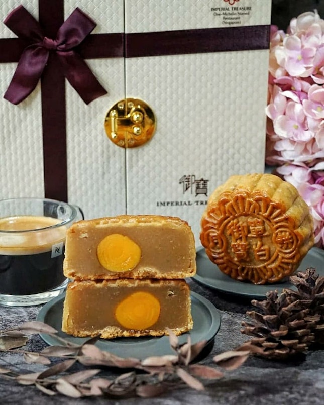 Traditional baked Mooncake from @imperialtreasuresg,