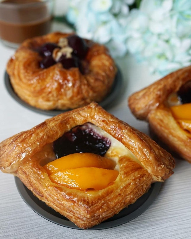 #throwback, sweet treats from @paulynnlow , Danish Pastry from @sogoodbakerysg.