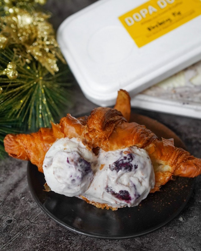 Sweet treat for today hot weather is limited edition gelato from @dopadopa.sg for this festive season, Blueberry Pie.