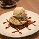 Ending 2018 on a sweet note☺️☺️ - - - So 2018 is coming to a close in a few hours and what better way to end it than with dessert!!😍😍 Due to the rainy weather, I settled for a warmer option which would be  this warm Apple crumble à la mode on top of toasted granola and a sticky caramel drizzle.