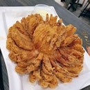 A closer look at the blooming onion 🌰 looks so inviting doesn't it?