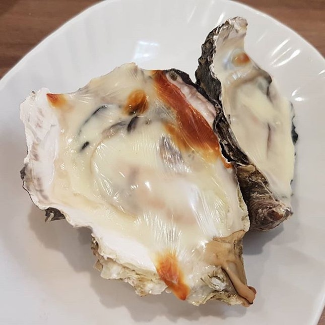 Cheese-baked fresh oysters.