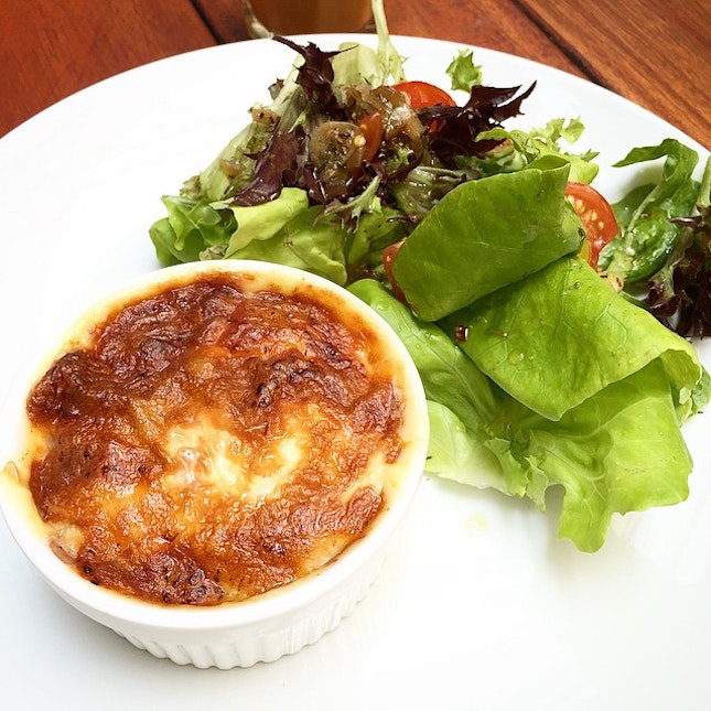 Cheesy Baked potato with Bacon and a side of salad @ Three Little Birds, Sentul

Lunch set of the day.
