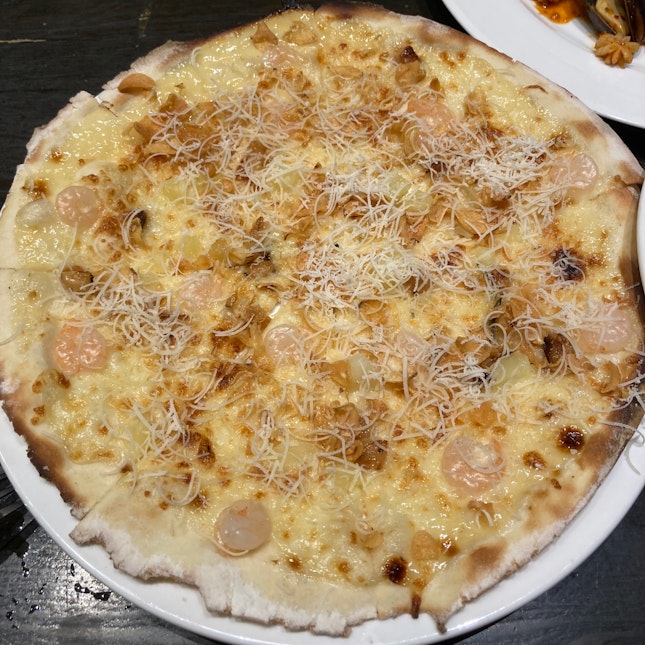 Snowy garlic pizza