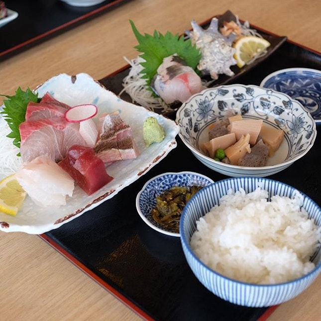 Premium Sashimi Set (¥1650) .