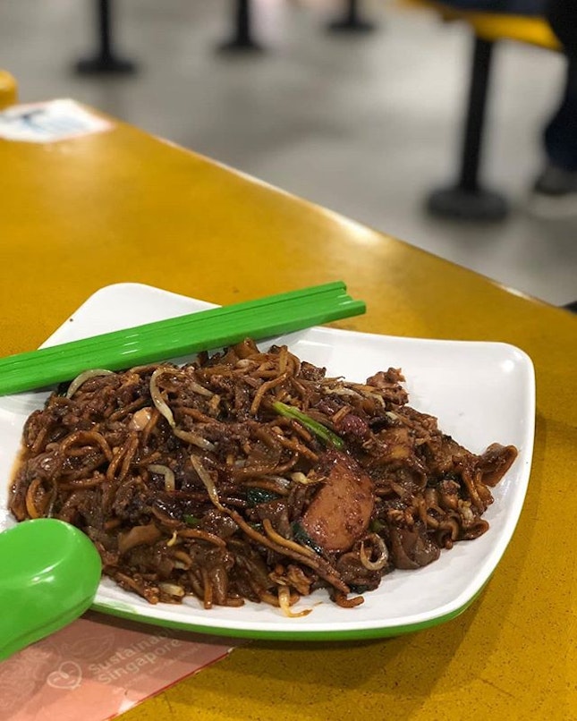 One of the last remaining hawker legends in Singapore serves a lard-soaked char kway teow over at the entrance to Zion Road Hawker Centre!