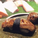 Foie Gras Sushi ...ลอยบนทะเลน้ำมันจ้า แต่คือฟิน w/ @joyhyper #foiegras #sushi #japanesefood #foodporn #instafood #yum #ดึกแล้วโพสต์อะไรก็ได้
