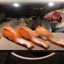burn burnn burnnn ...ม่อน #salmon #salmonaburi #aburi #sushi #japanese #jp #japanesefood #starvingtime #aroihere #aroidee #bkasia #bkkmenu #bangkok #bkk #silom #foodporn #instafood