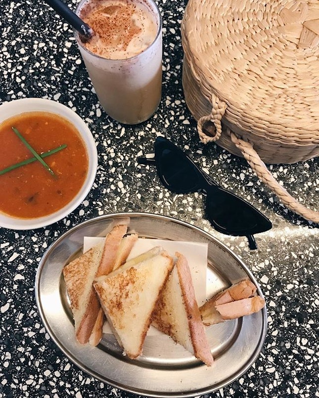 Grilled cheez toast + tomato soup deserves a second shoutout on my profile cause it’s my go-to comfort food 🥫