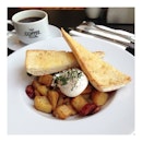 Morning Glory ☀ @thecoffeeclub 
#potato #hash #chorizo #poach #egg #coffee #americano #aroihere #aroibkk #foodporn #instafood #thecoffeeclubbkk