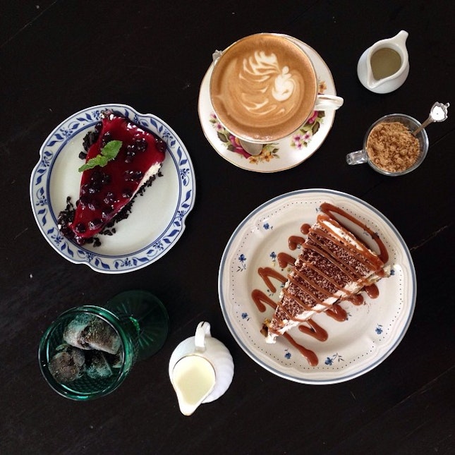 🍰#chivitthammada #cafehoppingcei #latergram #dessert #latteart #EEEEEATS