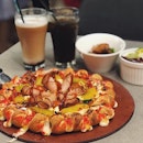 📍pizza hut; singapore📍knotty cheesy ham pizza • last meal of 2019~~~ it had been so long since we had pizza hut that we were surprised by how nice it tasted.