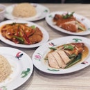 📍wee nam kee; singapore📍chicken rice & hainanese pork chop • our fave chicken rice ever 💕💕💕 the fact that all it’s branches are situated in an air-conditioned area played a big part (i think).